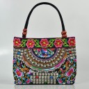 Damhandväska 31 x 23 x 10,5 cm Med färgglad blommig broderi Silverfärgade dekorativa applikationer Träpärlor vid handtagen Handväska 3