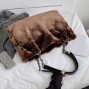 Damsk plyschhandväska med axelrem i konstpäls Mörka metallkedjor och svarta handtag Mjuk plyschyta med en subtil glans 3