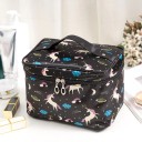 Damkosmetisk väska i form av en resväska med tryck Handtag och dragkedja runt locket Polyester 15 x 16 x 22 cm För smink och toalettartiklar 13