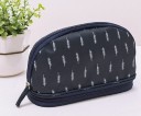 Damsk kosmetikväska med två fack i oval form av oxford och nylon Två fack med dragkedja Öglor för borstar och nätfack 11 x 9 x 21 cm 7