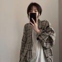 Damrutig oversize skjorta med lång ärm Löst snitt med sänkta axlar Krage och knäppning med knappar Polyester med bomull 1