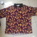 Damslös skjorta med korta ärmar och ett framträdande tryck av lågor Svart krage Knappstängning Material bomull och polyester 2