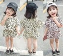 Camiseta y pantalón corto con estampado de leopardo para niña 7