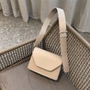 Dams crossbody väska i konstläder med flik Slät yta Bred justerbar rem med spänne Rektangulär form 22 x 15 x 7 cm 3