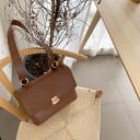 Dam crossbody väska i konstläder med lock Metallspänne i guld Färgad bred axelrem Rektangulär form 28 x 22 x 10 cm 2