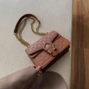 Dams crossbody-väska med kedjehandtag och dekorativt spänne Plastiskt präglat mönster Fast rektangulär form med lock Konstläder 2