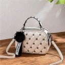 Dams crossbody-väska att bära i handen Rombformat quilt med metallnitar Fluffig pom-pom Dubbel dragkedja Konstläder 21 x 15 x 9 cm 1