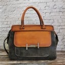 Damsk handväska i konstläder Elegant väska med två handtag och axelrem Framsidan har en ficka med metallspänne 38 x 28 x 12 cm 2