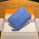 Dam liten plånbok i äkta läder Dragkedjestängning Strukturerad yta Läderöglan på dragkedjan Rundade hörn Kompakt storlek 13 x 10 x 2 cm 9