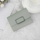 Dam liten plånbok i konstläder med lock Rektangulär dekorativ spänne i silver Kompakt mått 11,5 x 9,5 x 2,5 cm För väskan 5