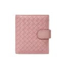 Damplånbok av äkta läder med flätat mönster Stängning med läderrem och fack med dragkedja Elegant accessoar till handväskan 8