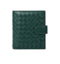 Damplånbok av äkta läder med flätat mönster Stängning med läderrem och fack med dragkedja Elegant accessoar till handväskan 10