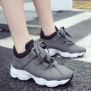 Moderna damsneakers på en plattform 7