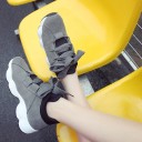 Moderna damsneakers på en plattform 9
