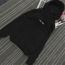 Damhoodie med huva och känguruficka Diskret text på bröstet Polyester och bomull Justerbar snodd Ribbade muddar och nederkant Lång ärm 2
