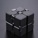Metallisk oändlig antistresskub för rastlösa händer Åtta sammanlänkade delar för ständig vändning Mått 4 x 4 x 4 cm För avkoppling 1