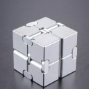 Metallisk oändlig antistresskub för rastlösa händer Åtta sammanlänkade delar för ständig vändning Mått 4 x 4 x 4 cm För avkoppling 4