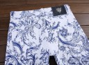 Blåvita jeans för män i en intressant design 7