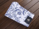 Blåvita jeans för män i en intressant design 11