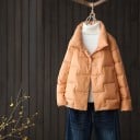 Dams kort dunjacka med ståkrage Långa ärmar Stängning med metallknappar Vattentät quiltning Fyllning av ankdun Polyester 5