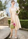 Elegante vestido de mujer con perlas. 7