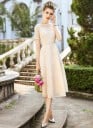 Elegante vestido de mujer con perlas. 8