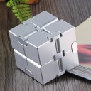 Metallisk oändlig antistresskub för rastlösa händer Åtta sammanlänkade delar för ständig vändning Mått 4 x 4 x 4 cm För avkoppling 5