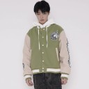 Baseballjacka med kontrasterande ärmar Märken och grafik med texter Stängning med tryckknappar Randiga ribbade fållar Polyester och bomull 4