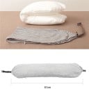 Resekudde för halsen i U-form med zapíningsrem. Bomull och polyester. Användbar även som rygg- eller fotstöd. 67 x 16,5 cm 12