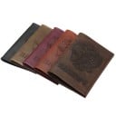 Fodral för pass i äkta läder Reliefprägling av en tvåhövdad örn och inskription i kyrilliska Mjuk matt yta Mått 14 x 9,5 cm 8