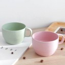 Kopp för te och kaffe med handtag Volym ca 250 ml Material av halm och plast Fint prickig yta Bred form Mått 7 x 9,5 cm 7