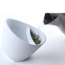 Te-kopp med filter för sypat te Sned form med lock Bladen hålls åtskilda från drycken Material plast Volym 200 ml Mått 12,8 x 9 cm 5