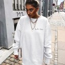 Dam vit oversized sweatshirt utan huva Förlängd lös passform Rund halsringning Text i skrivstil på bröstet Bomull och polyester För fritid 3