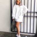 Dam vit oversized sweatshirt utan huva Förlängd lös passform Rund halsringning Text i skrivstil på bröstet Bomull och polyester För fritid 7