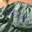 Dams manchesterjacka med knappar Randig krage Stor text på ryggen Ribbad mudd och fåll Sänkt axellinje Polyester 5
