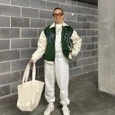 Dam collegejacka Grön med krämfärgade ärmar i konstläder Framträdande plastisk text Krage och sidofickor Polyester och bomull 3