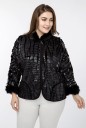 Dam svart jacka med glänsande mönster av krokodilskinn Fluffig krage och manschetter Rundade framspetsar Sidofickor Material polyester och bomull 9