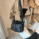 Dams quiltad crossbody väska med glänsande yta Bred justerbar rem Stängning med metalldragkedja Bomull och polyester 24 x 18 x 8 cm 4