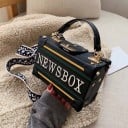 Dam crossbody väska i form av en resväska Övre handtag och bred textilrem Stort tryck och ränder Guldiga detaljer PU-läder 17,5 x 11,5 x 7,5 cm 4