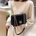 Liten elegant dam crossbody-väska med lock Rem av kedja och band Metallspänne i guld PU-läder och polyester 22 x 16 x 8 cm 8