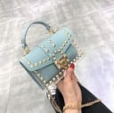 Dams crossbody väska med klaff dekorerad med nitar Genomskinlig kropp av PVC Kedja i guld Handtag på toppen Mått 19 x 13 x 6 cm 6