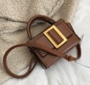 Liten dam crossbody-väska med handtag och stort dekorativt spänne Justerbar axelrem i PU-läder och polyester Mått 19 x 13 x 9 cm 5