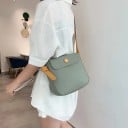Dam crossbody väska med lock och rund knapp Bred kontrasterande axelrem av PU-läder och polyester Mått 23 x 21 x 7 cm 8