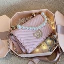 Liten dam crossbody-väska med lock Pärlhandtag Kedja över axeln Dekorativt hjärta med stenar Kviltad PU-läder 19,5 x 12 x 8,5 cm 7