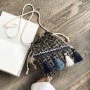 Dam crossbody väska i form av en påse Vävt rutigt mönster Dekorativa fransar Snoddrem över axeln Boho stil Polyester 20 x 18 x 5 cm 7