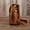 Dams crossbody väska i äkta läder Saddelform med lock och metallspänne Vintage utseende Lång axelrem 18,5 x 7,5 x 15 cm 8