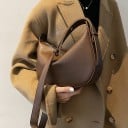 Dams crossbody-väska över axeln i halvmåneform Dragkedjestängning Justerbar rem med spänne PU-läder och polyester 27 x 6 x 19 cm 5