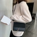 Damsk liten crossbody-väska med klaff Metallkarbin och dekorativ kedja Bred mönstrad axelrem i PU-läder 20 x 6,5 x 13 cm 6