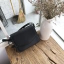Dams crossbody-väska i PU-läder med klaff i kuvertform Justerbar rem med spänne Mått 19 x 14 x 5 cm För arbete och stad 5