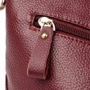 Dams crossbody väska med dragkedja och frans Fickor med dragkedja bak och inuti Mjuk grynig äkta läder Mått 26 x 19 x 10 cm 6